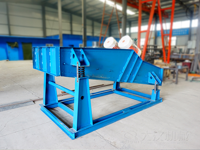 大型振動(dòng)篩主要是用來(lái)篩分煤礦，礦石一些大型的篩分場(chǎng)地中。